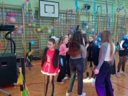 b_1024_768_0_00_images_2023_2024_WYDARZENIA_Choinka_419894692_840370374557579_6320617832886872116_n